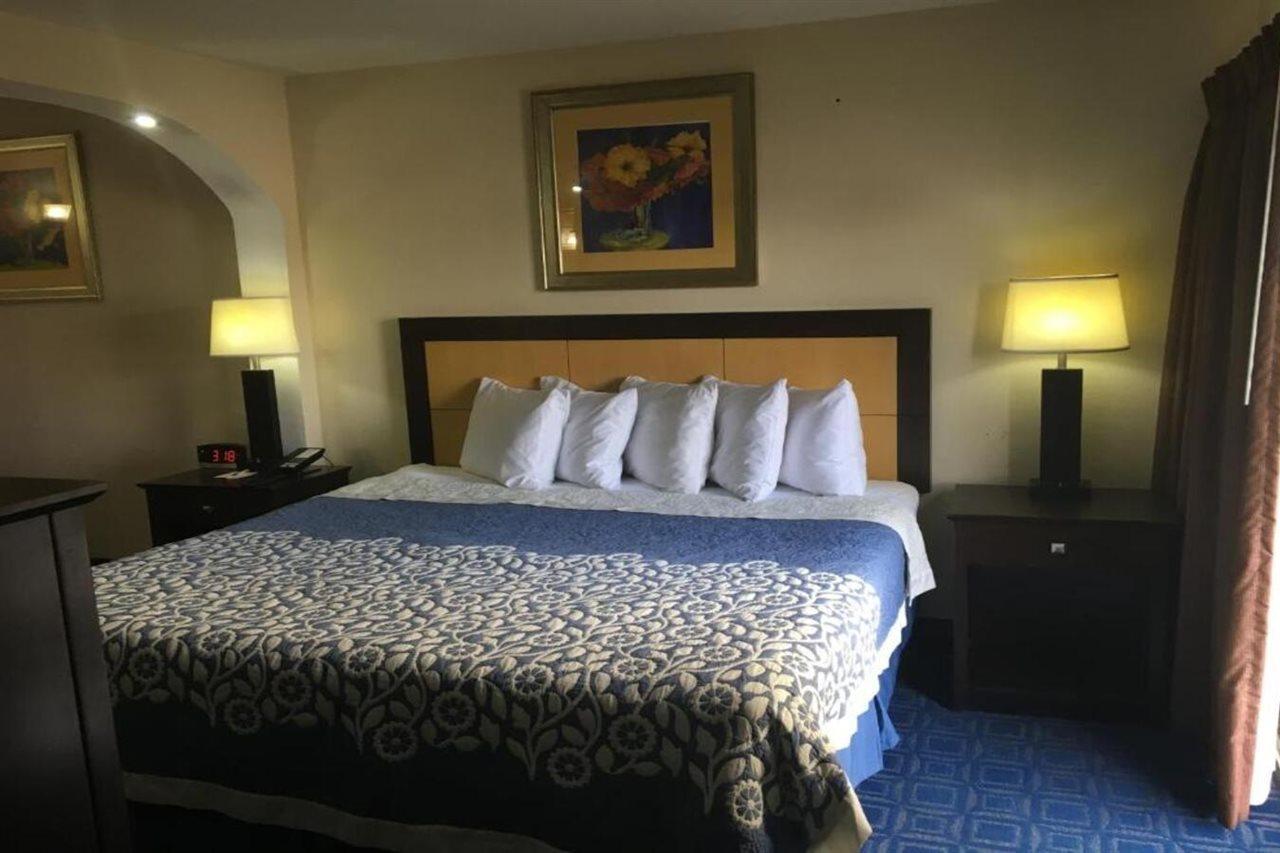 Days Inn & Suites By Wyndham Tampa - Ybor City Extérieur photo