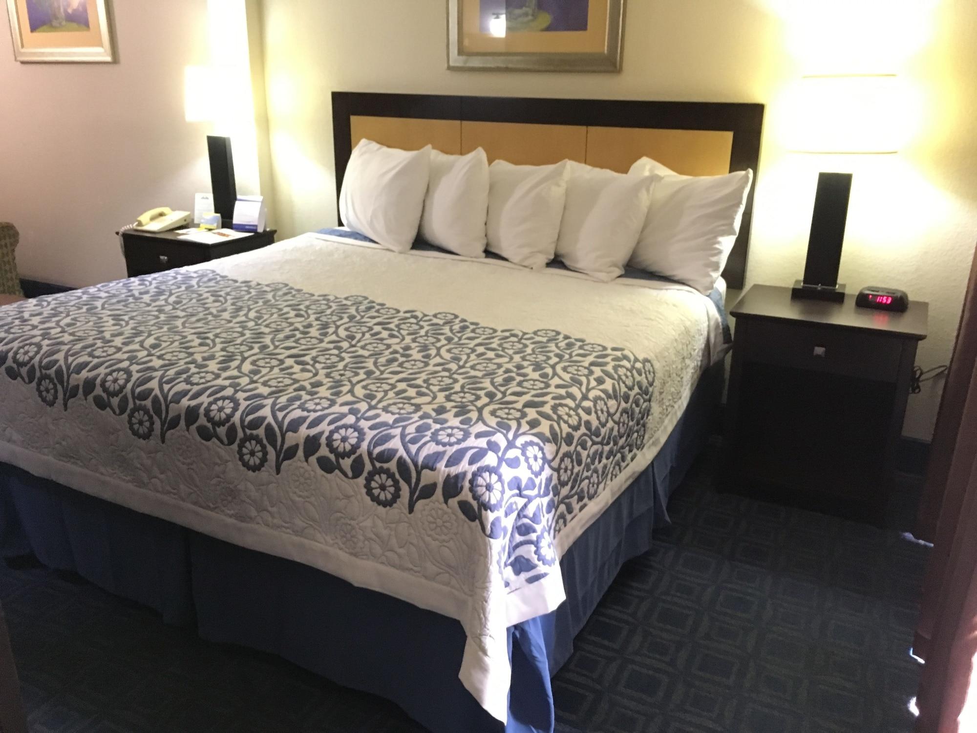 Days Inn & Suites By Wyndham Tampa - Ybor City Extérieur photo