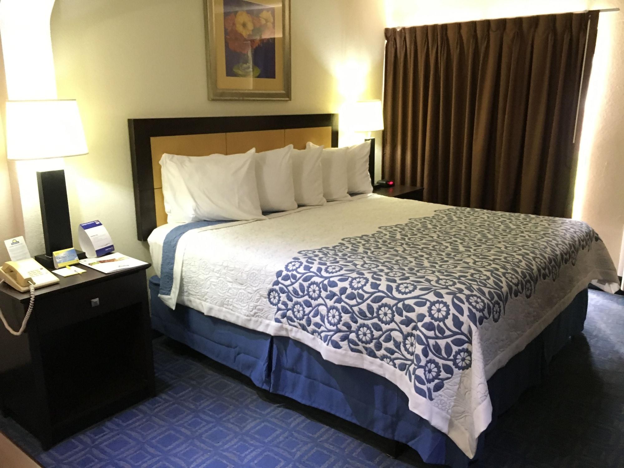 Days Inn & Suites By Wyndham Tampa - Ybor City Extérieur photo