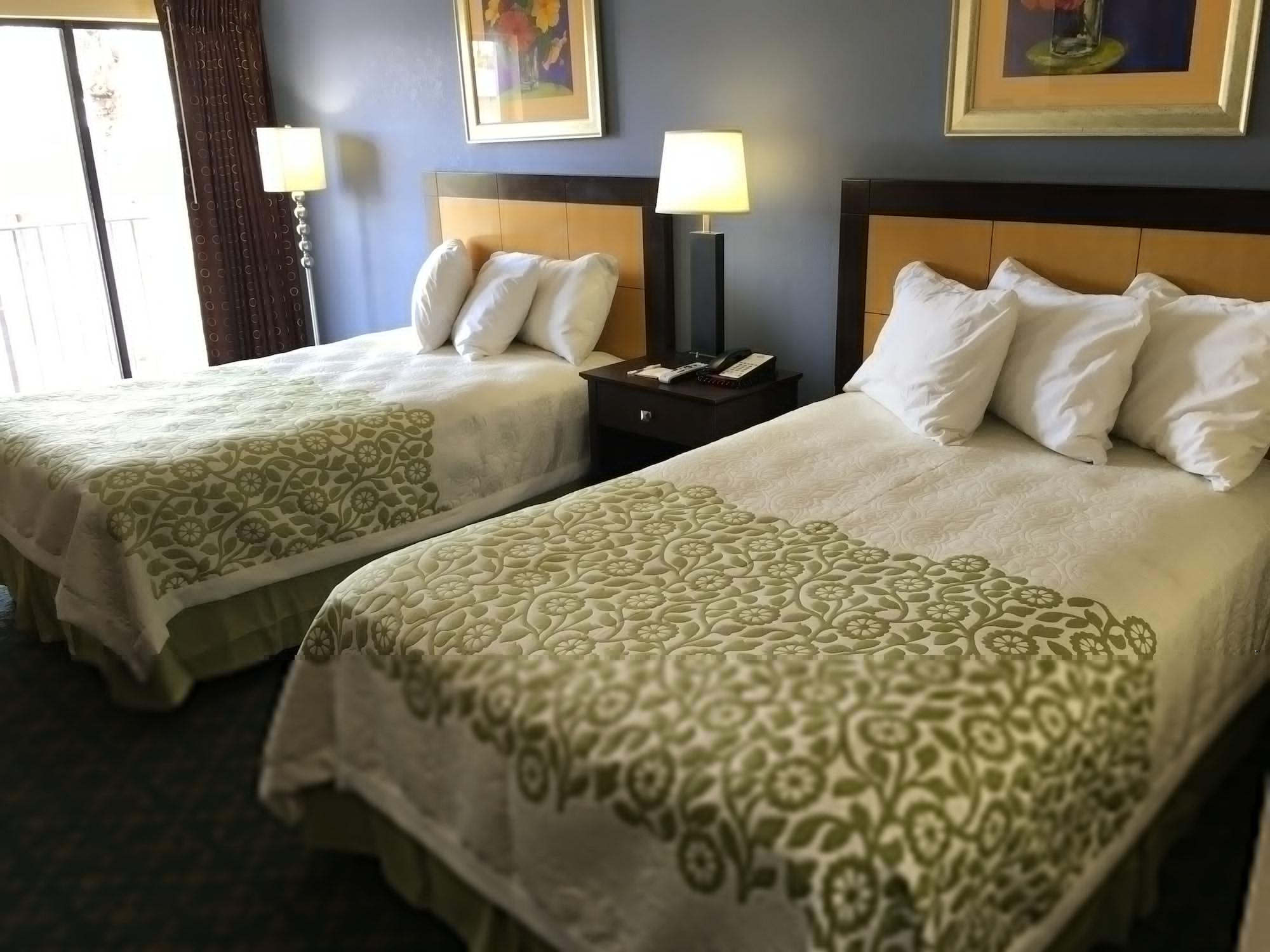 Days Inn & Suites By Wyndham Tampa - Ybor City Extérieur photo