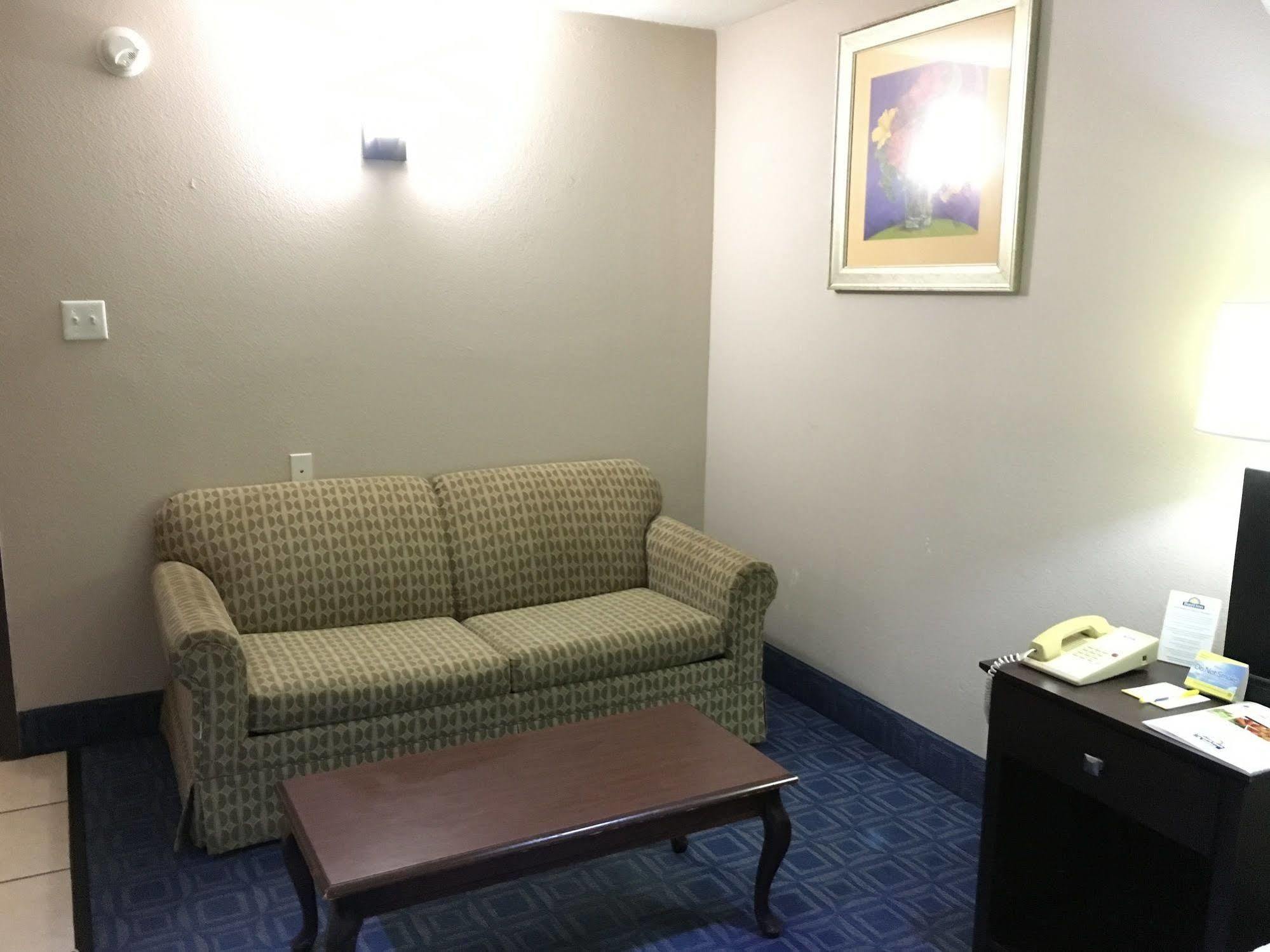 Days Inn & Suites By Wyndham Tampa - Ybor City Extérieur photo