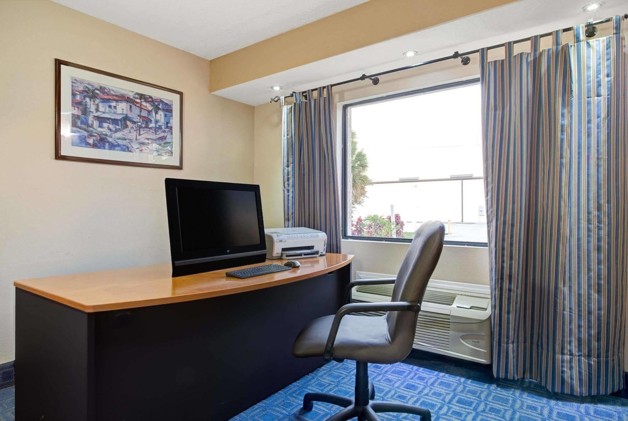 Days Inn & Suites By Wyndham Tampa - Ybor City Extérieur photo